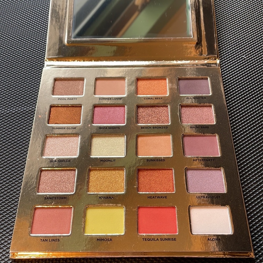 Brand new unused eyeshadow palette by Iconic London. 20 gorgeous shades!